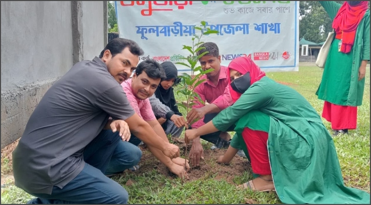 ফুলবাড়িয়ায় বসুন্ধরা শুভসংঘের উদ্যোগে শিক্ষার্থীদের মধ্যে চারা বিতরণ 